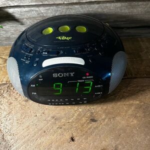 Retro SONY Psyc Dream Machine CD/Radio/Alarm - Model ICF-CD831, Works Great